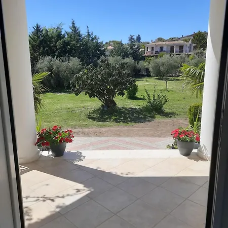 Bright New Garden Holiday home *