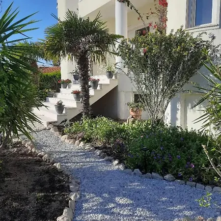 Holiday home Bright New Garden