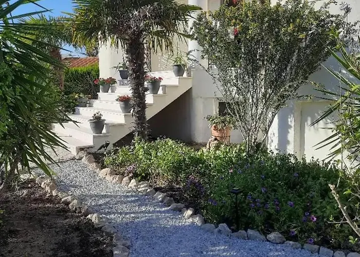 Semesterbostad Bright New Garden